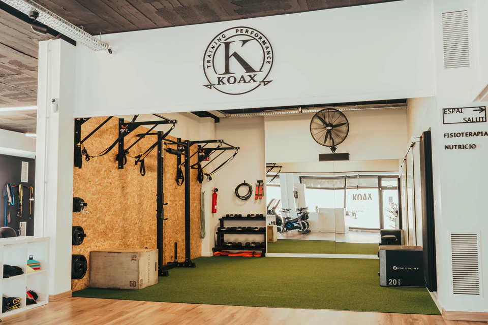 Sala d'entrenament grupal de força — KOAX Studio