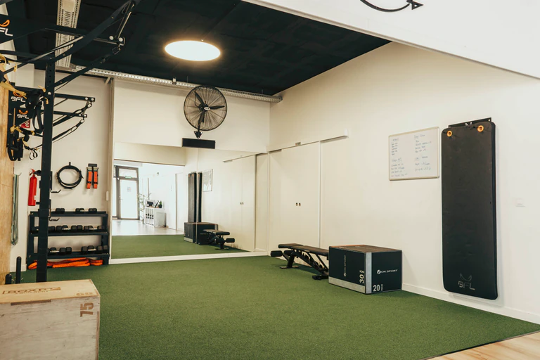 Sala entrenaments grupals força — KOAX Studio