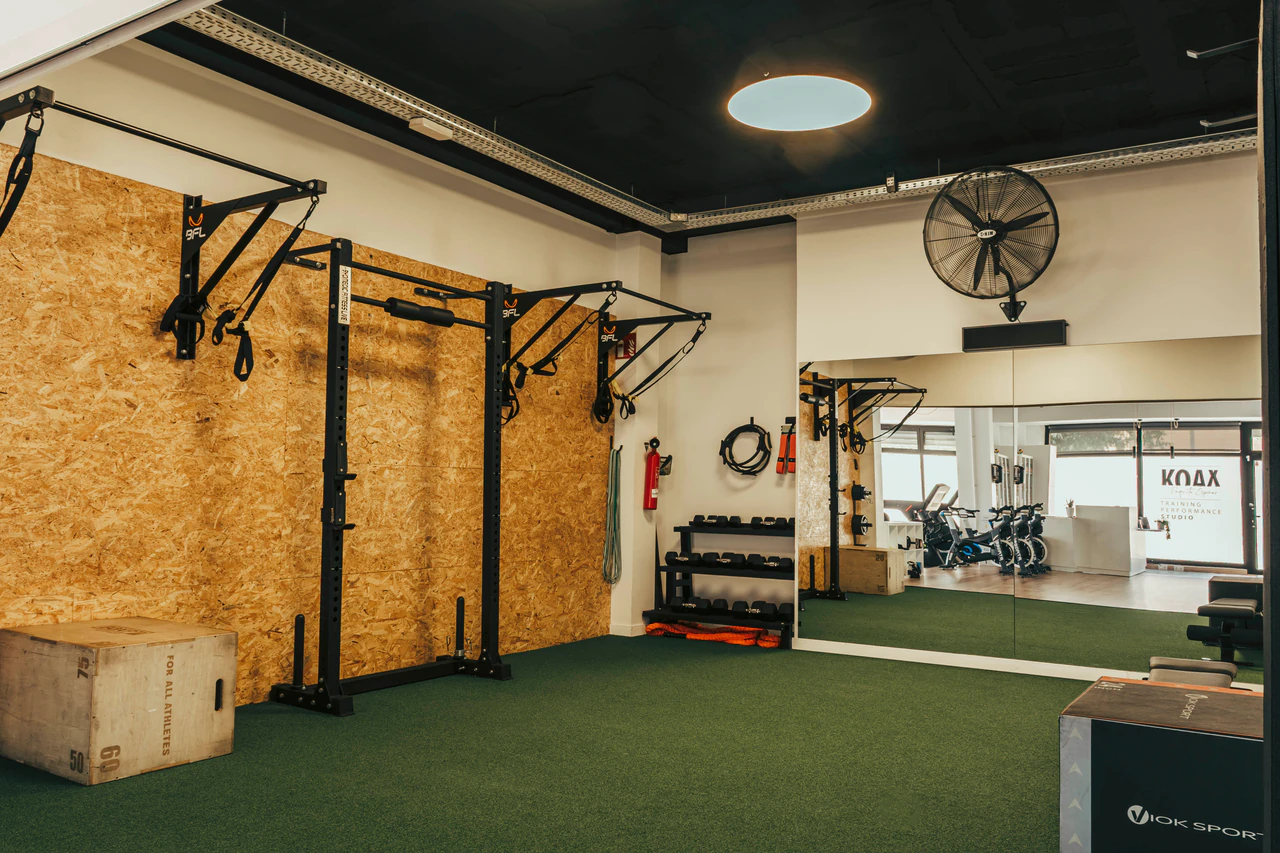 Sala entrenaments grupals força — KOAX Studio