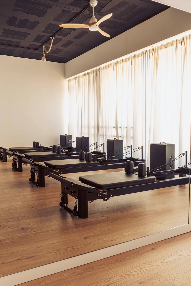 Sala pilates reformer vertical — KOAX Studio
