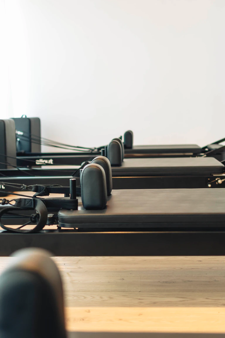 Sala pilates reformer vertical — KOAX Studio