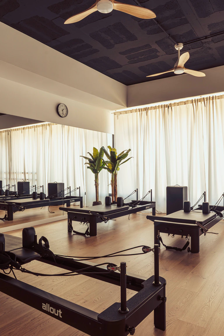 Sala pilates reformer vertical — KOAX Studio