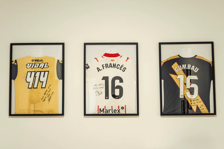 Samarretes d'esportistes emmarcades